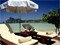 Chaises longues entre plage et piscine, Phi Phi Cabana Hotel